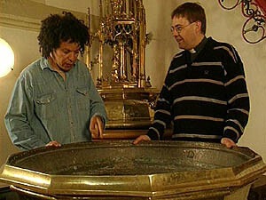 Schooltv - Kinderen worden gedoopt in een doopvont