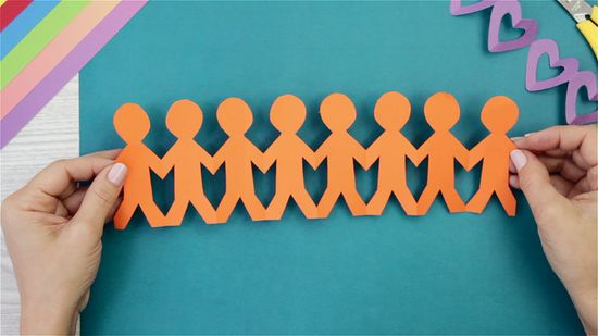 Een ketting van papieren poppetjes maken